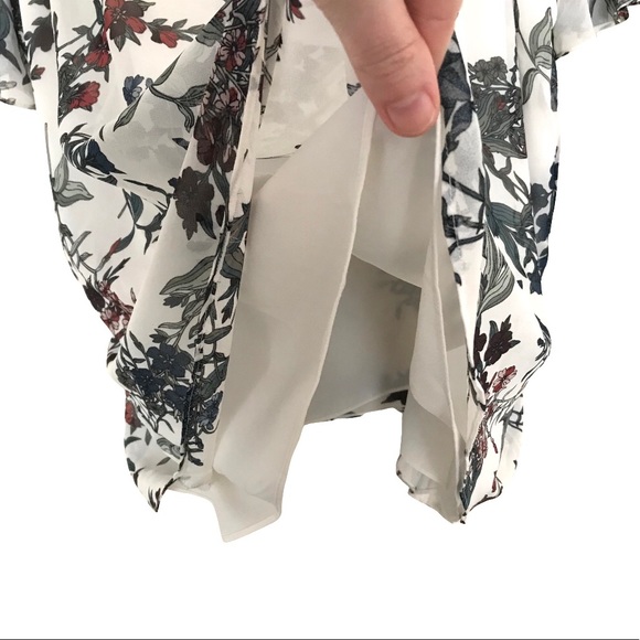 Vince Camuto Floral Flutter Sleeve Blouse | White Lined Top | Blue Red Flowers - Picture 9 of 16